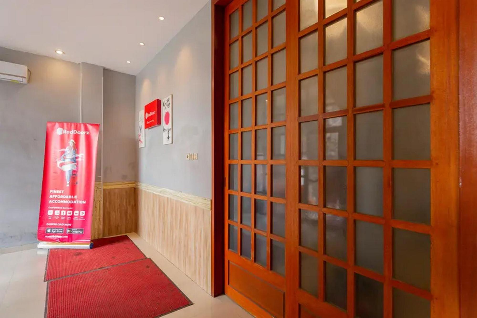 Reddoorz @ Manukan Σουραμπάγια Εξωτερικό φωτογραφία