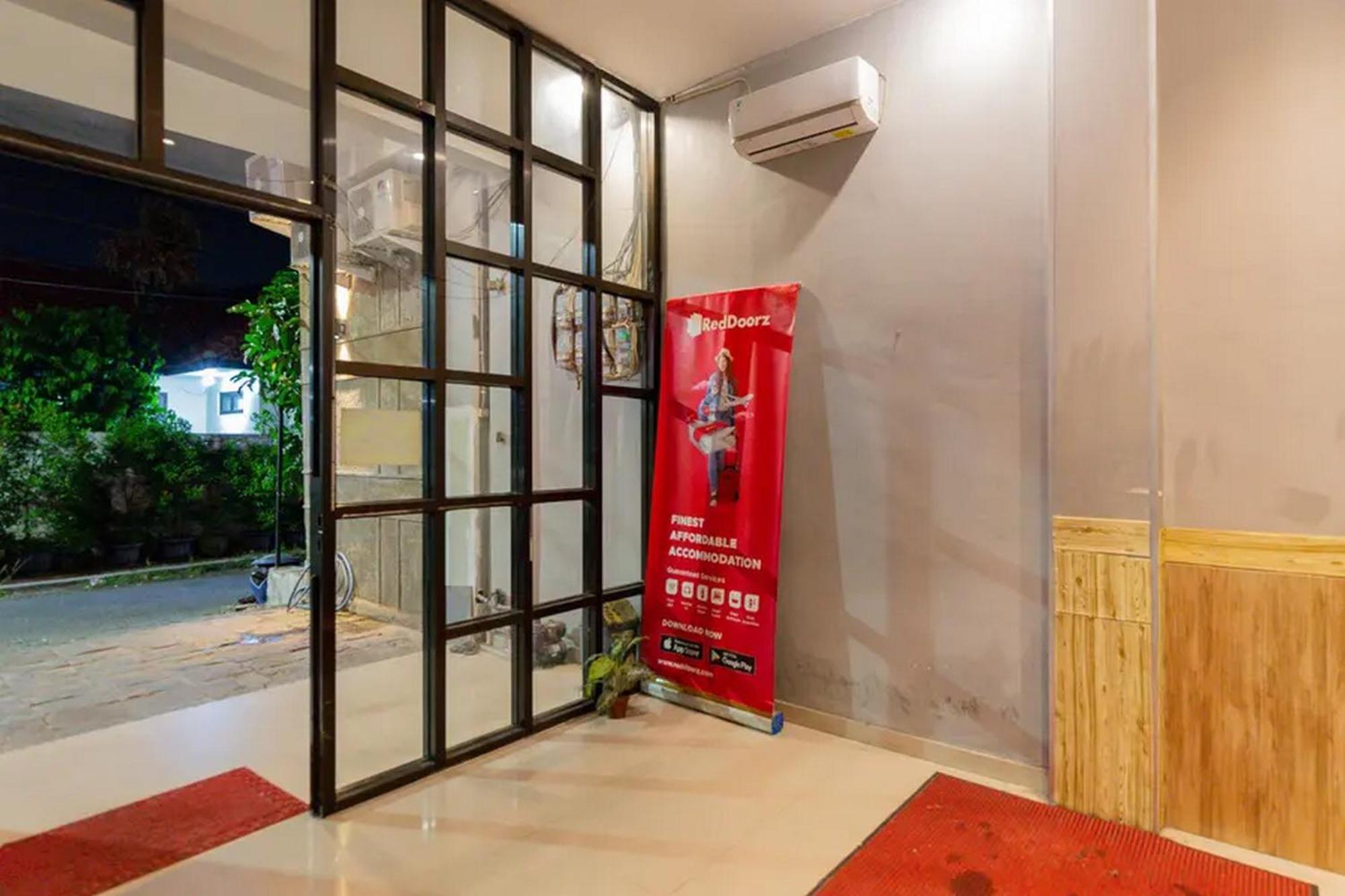 Reddoorz @ Manukan Σουραμπάγια Εξωτερικό φωτογραφία