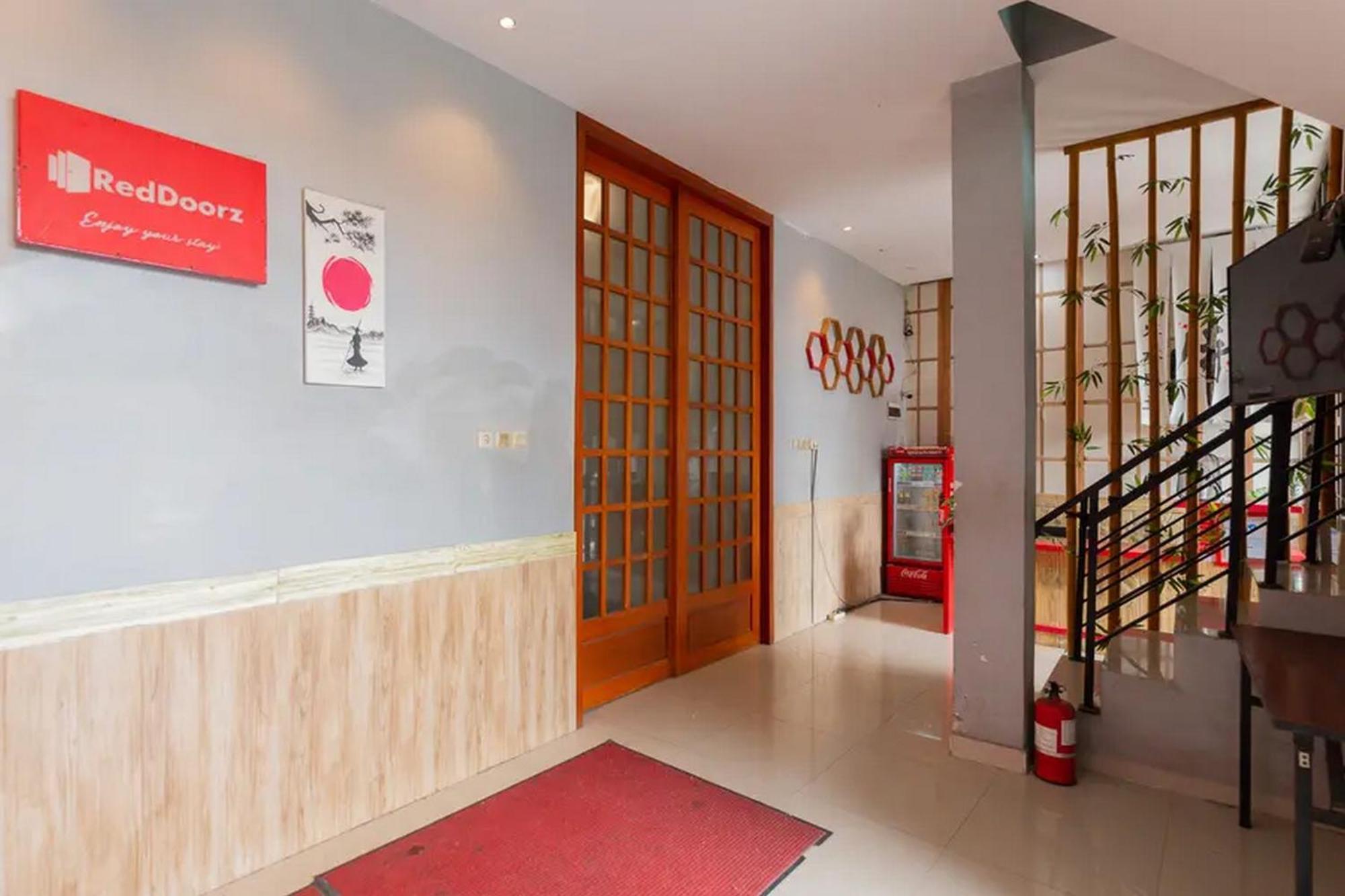Reddoorz @ Manukan Σουραμπάγια Εξωτερικό φωτογραφία