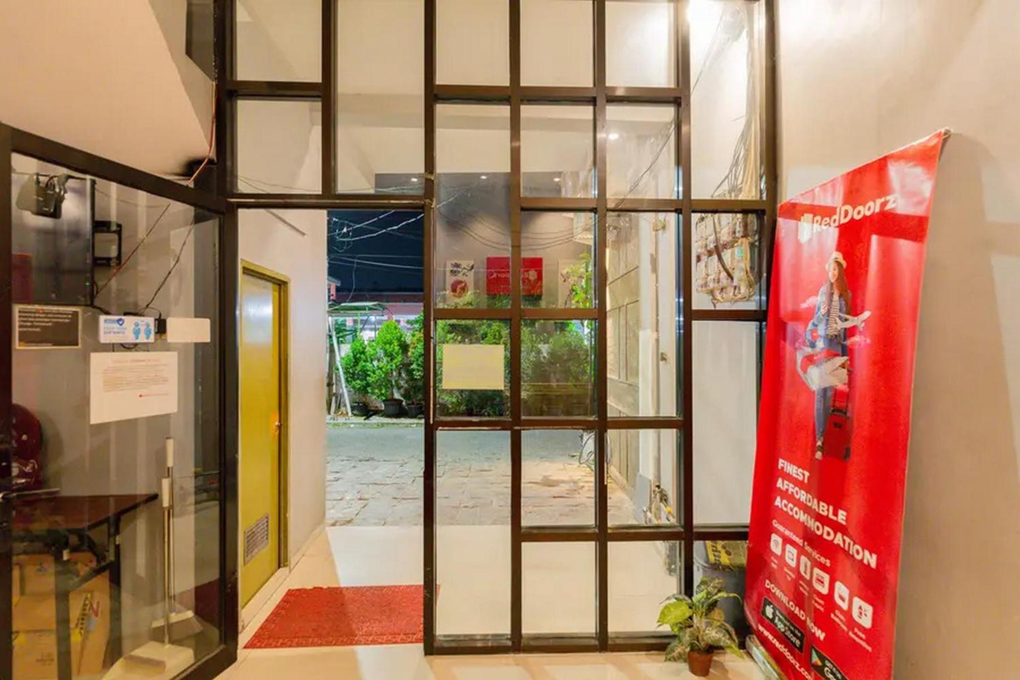 Reddoorz @ Manukan Σουραμπάγια Εξωτερικό φωτογραφία
