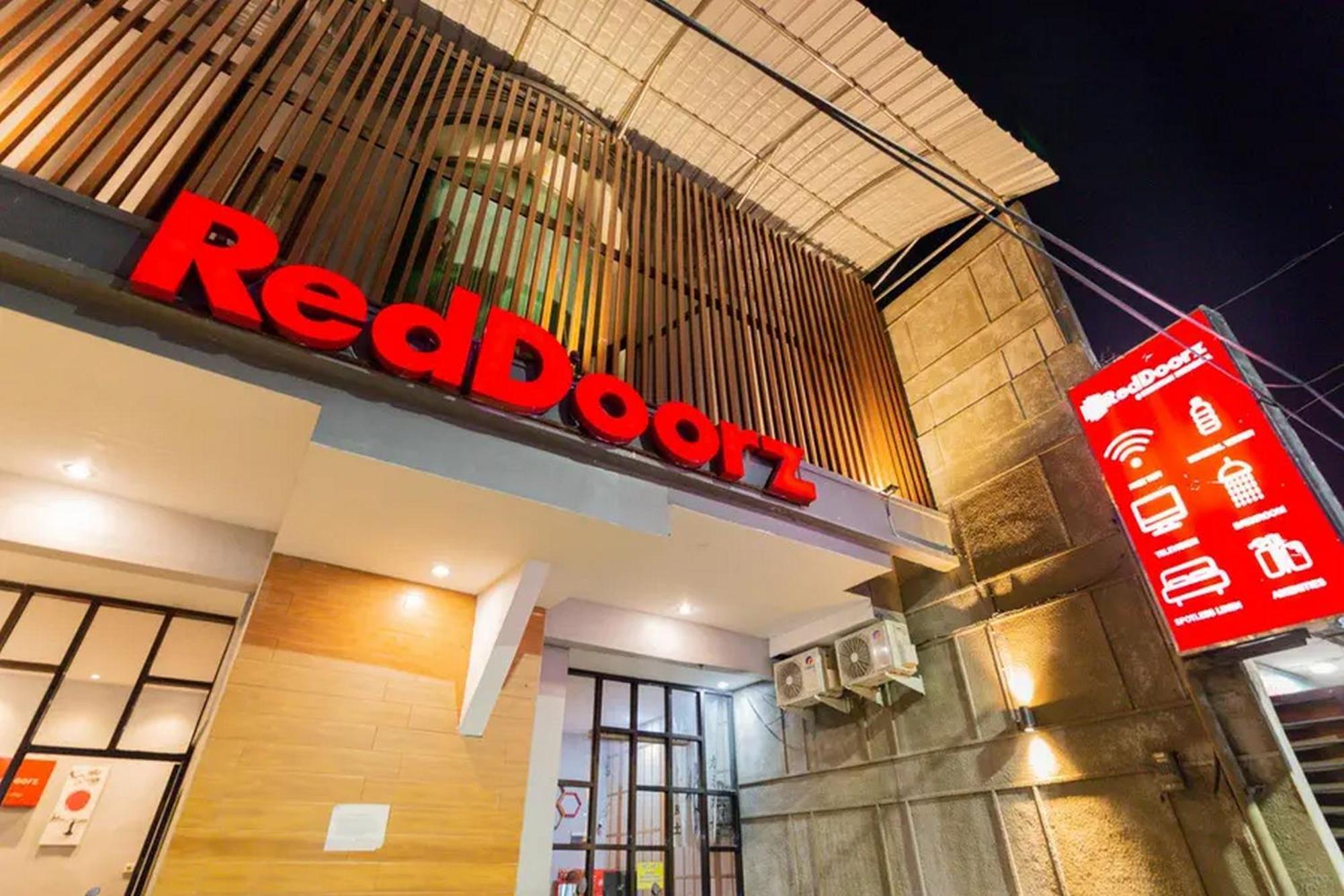 Reddoorz @ Manukan Σουραμπάγια Εξωτερικό φωτογραφία