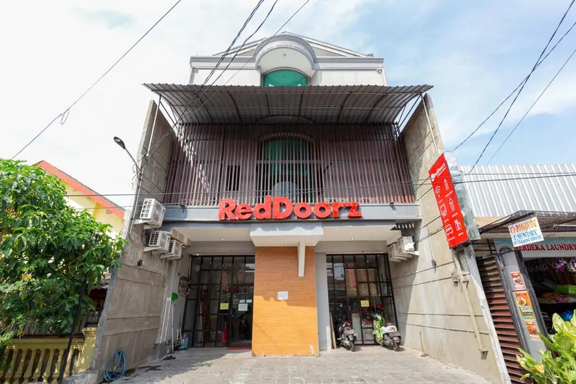 Reddoorz @ Manukan Σουραμπάγια Εξωτερικό φωτογραφία