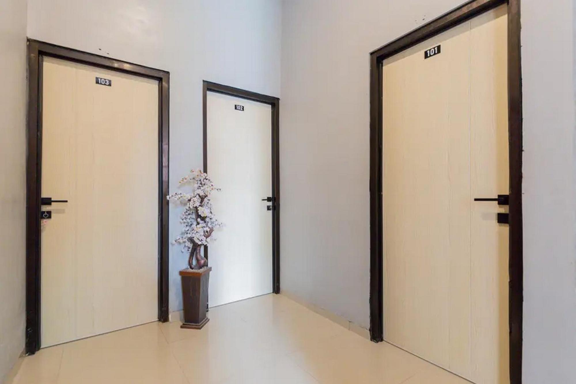 Reddoorz @ Manukan Σουραμπάγια Εξωτερικό φωτογραφία